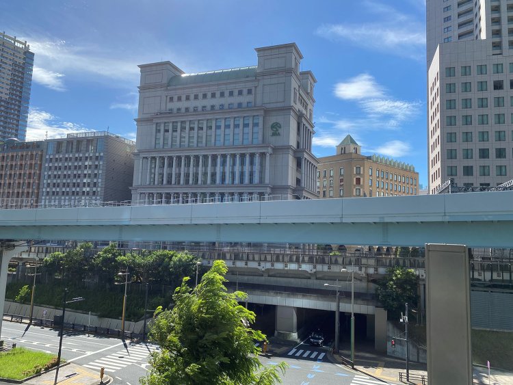 中央の建物が『ウインズ汐留』。