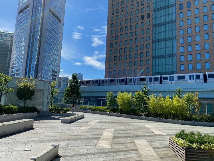 階段を上ると広場に出る。ゆりかもめが前方を横切っていく。