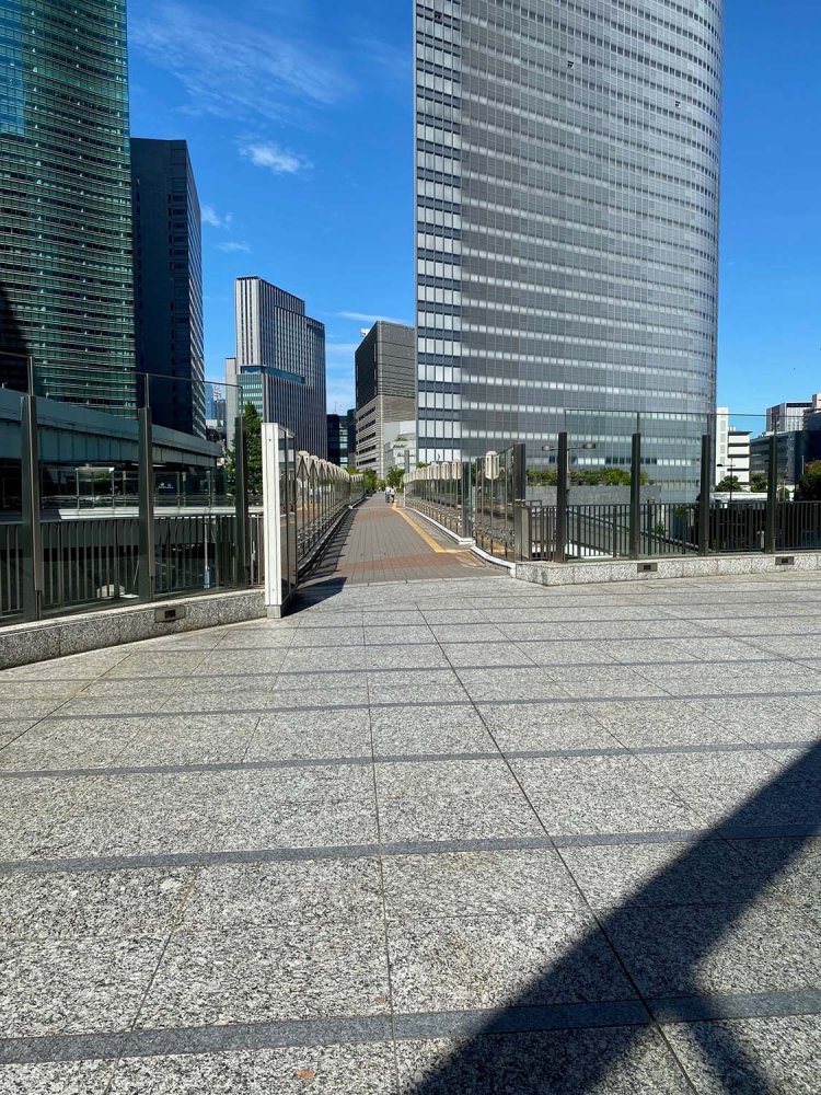 ゆりかもめの汐留駅から歩いてきた道を振り返る。