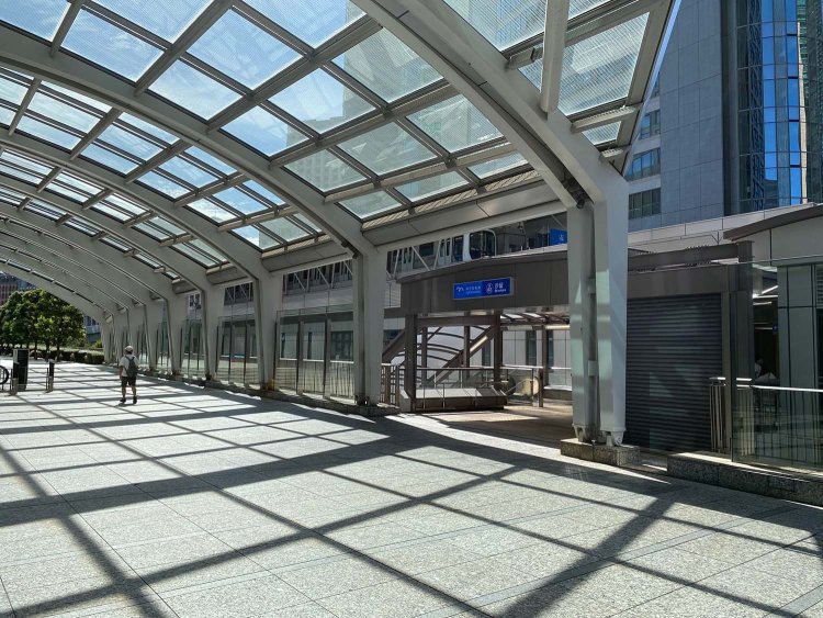 ゆりかもめの汐留駅。