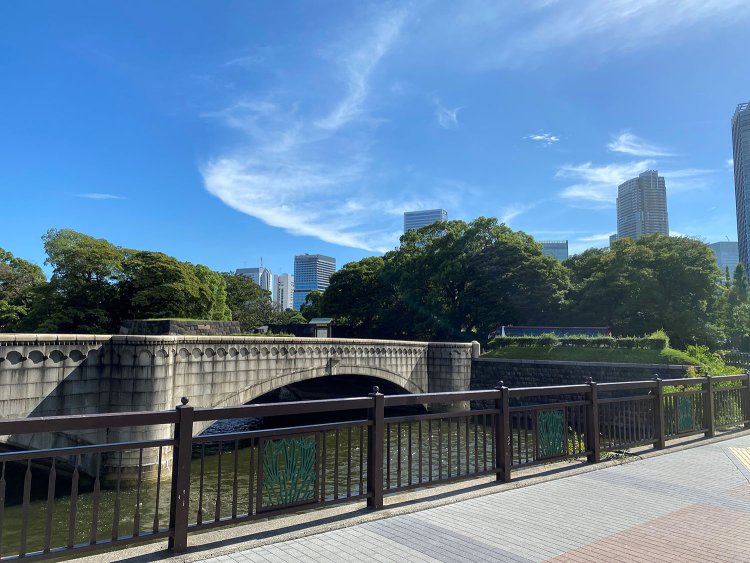 奥の橋を渡った先が『浜離宮恩賜庭園』の入り口。