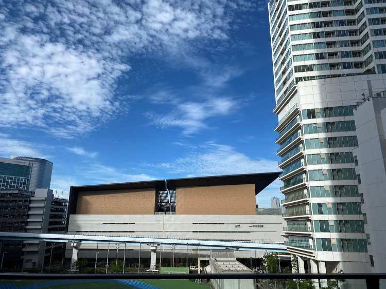 竹芝駅に向かう途中、左手に『四季劇場』の姿が。終演後だったのか、地上の劇場から駅へ向かう道は人でいっぱいだった。