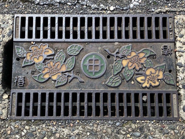 垂井町（岐阜県）の排水溝蓋。民芸品のような味わいがある。