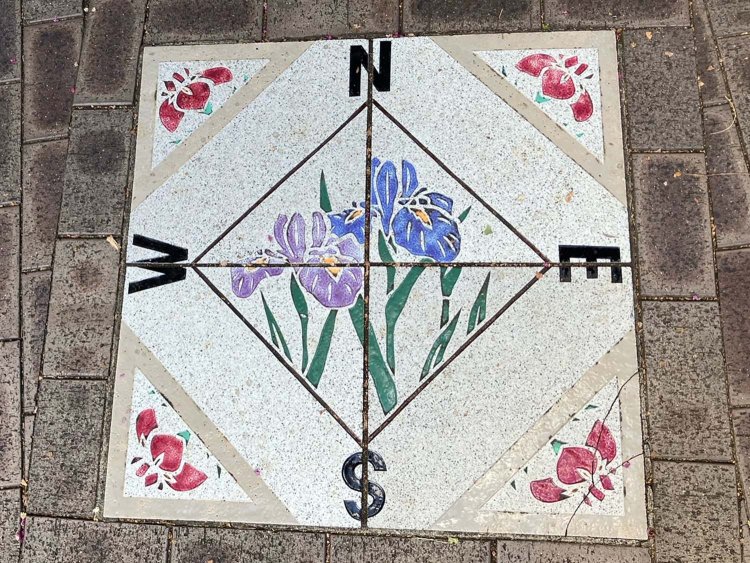 説明はされていないが、渋谷区の花・ハナショウブをあしらった方位プレート。なかなかに凝っている。