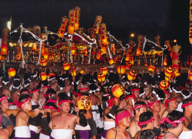 提灯に明かりが灯り、神輿が寄り添う「大別れ」の儀式も見どころだ。