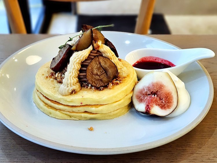 季節限定 栗とヘーゼルのモンブランパンケーキ1750円（数量限定）。