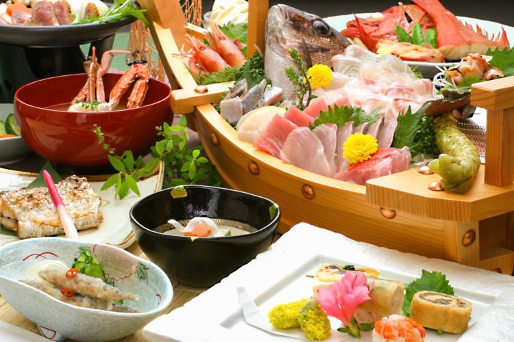 地魚を中心にした舟盛りが楽しみだ（写真提供＝味と湯の宿 ニューとみよし）。