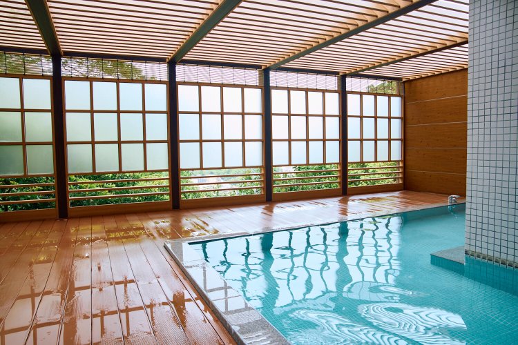 露天風呂付きの大浴場は男女対称の造り。