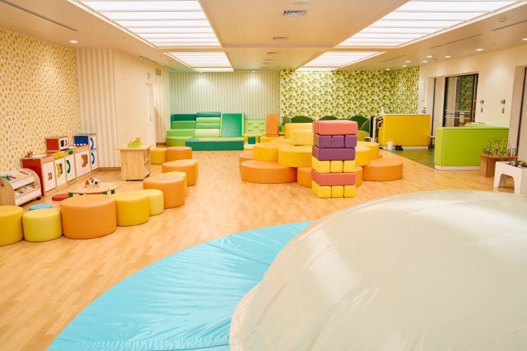 全天候型プレイルームの「ATAMI KIDS PARK」は3歳～、300円。