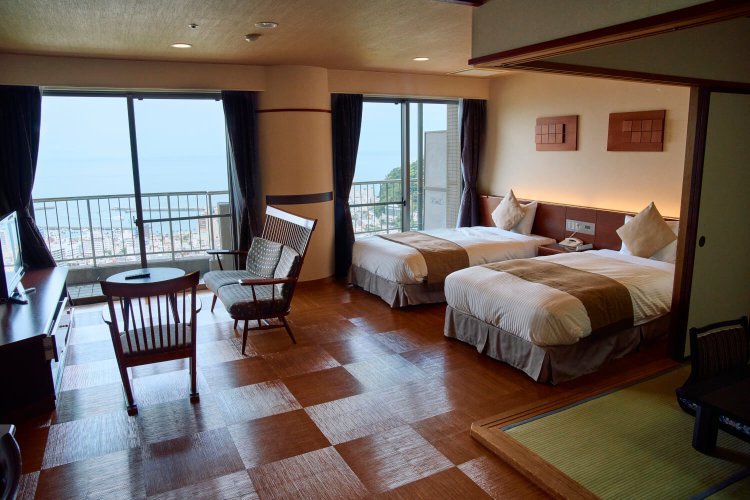 客室は42㎡～と広い。和洋室デラックスは56㎡あり、家族連れに最適。