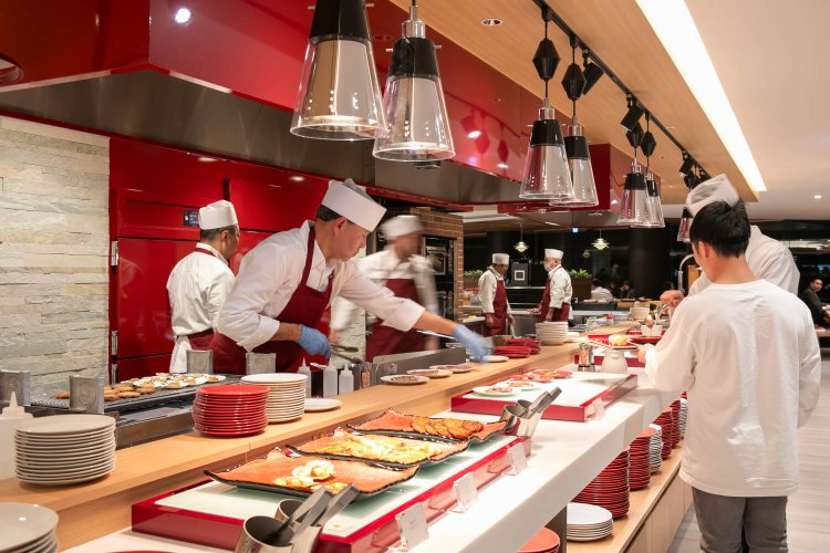 目の前で調理した料理を味わえるライブキッチン（写真提供＝亀の井ホテル）。