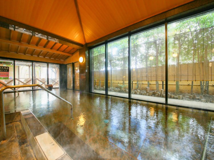 和風モダンの雰囲気を醸す「光彩の湯」の露天風呂（写真提供＝大江戸温泉物語Premium あたみ）。