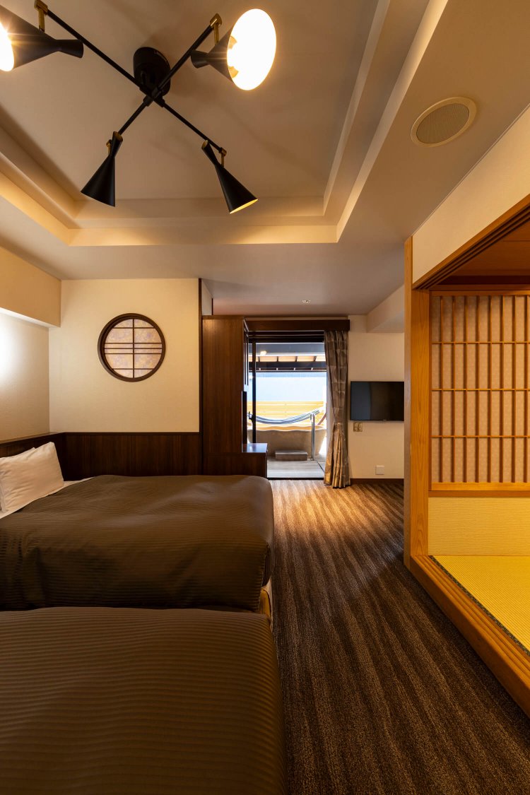 本館の露天風呂付き和洋室はセミダブルツインとリビング、和室8畳の広々とした部屋。