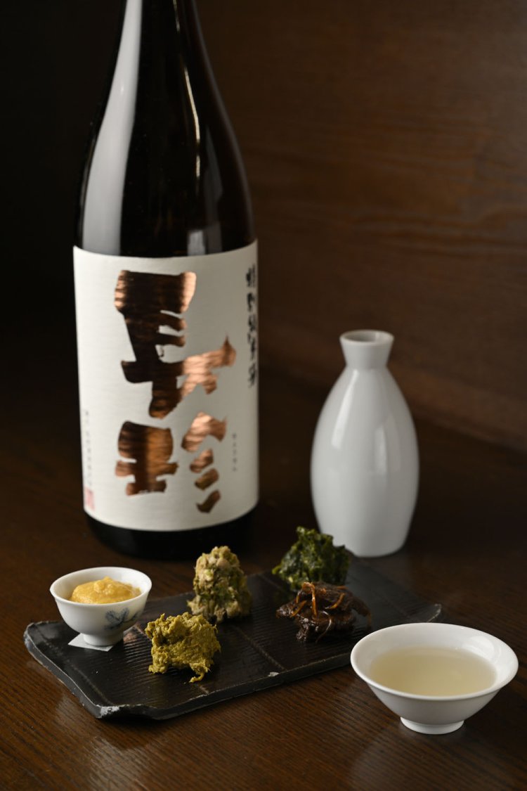 燗をするとコクが増すという「長珍」1合1050円。酒肴五種盛り1250円。