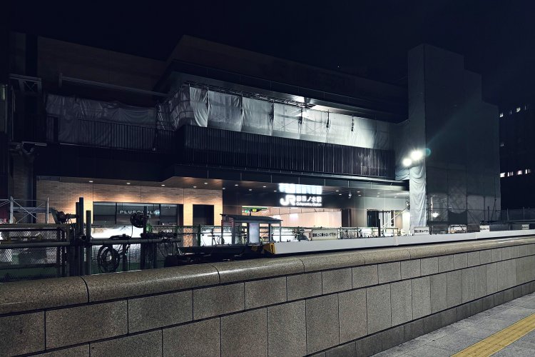 長らく工事が続いている御茶ノ水駅。2023年12月に使用が開始された新しい聖橋口駅舎と改札口は、以前のように茗渓通りではなく聖橋側を向いている。