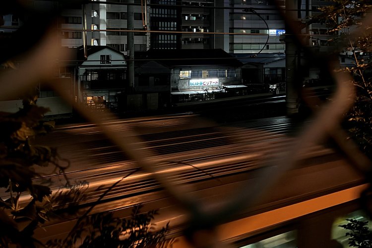中央線車窓の気になる存在『淡路亭』も対岸に見える。