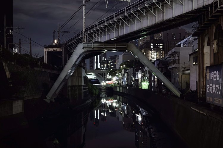 右側の「明日もお元気で！」看板が夜はひときわしみる。