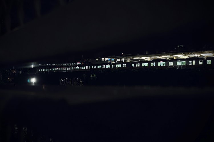 ホームに停車する銀河鉄道を見た。周囲の光が少なくなると、とたんに姿を現す。