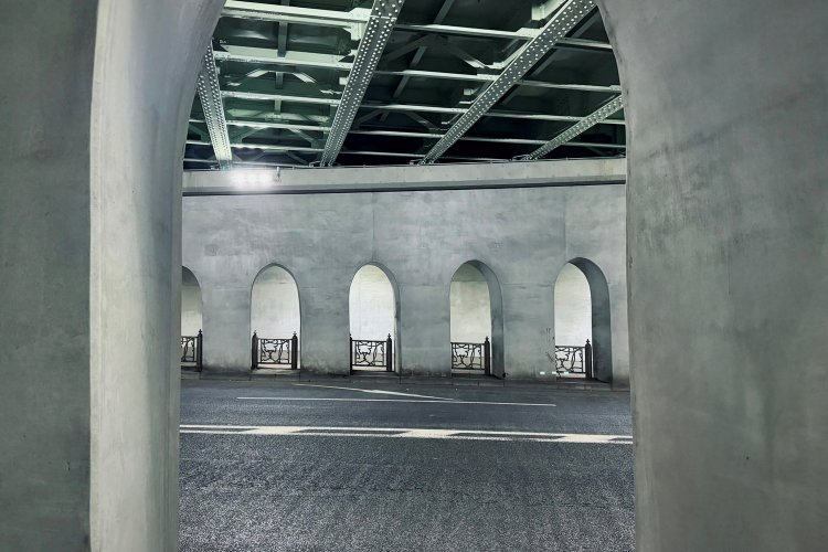 昭和2年（1927）完成の聖橋は、近年の長寿命化工事を経てきれいになった。