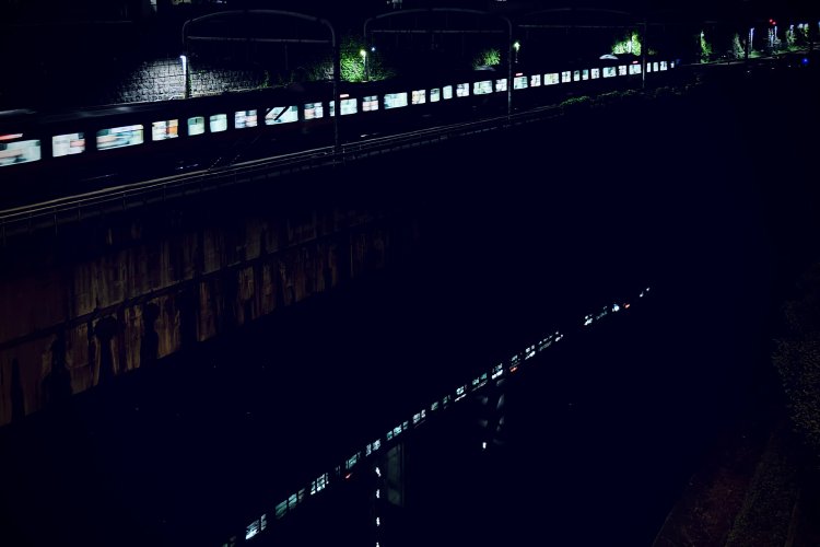 カーブする列車と神田川に映る光が美しい。