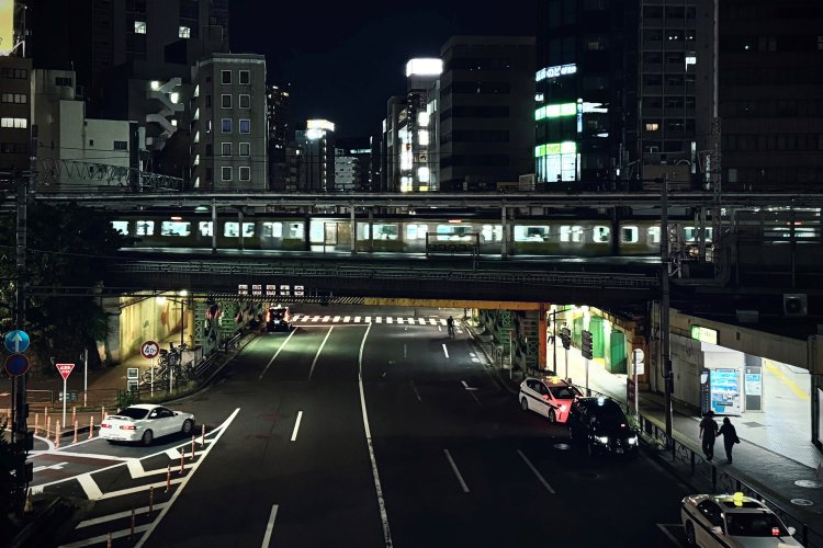 銀河鉄道ならばここに停車するかもしれないと考える。乗るのは誰だろう。