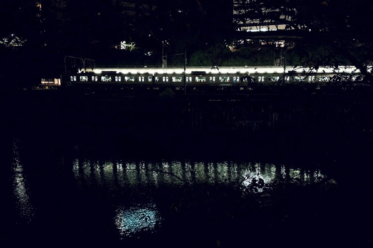 列車が発車すると、こんどは幕が開いたように明かりがよみがえる。