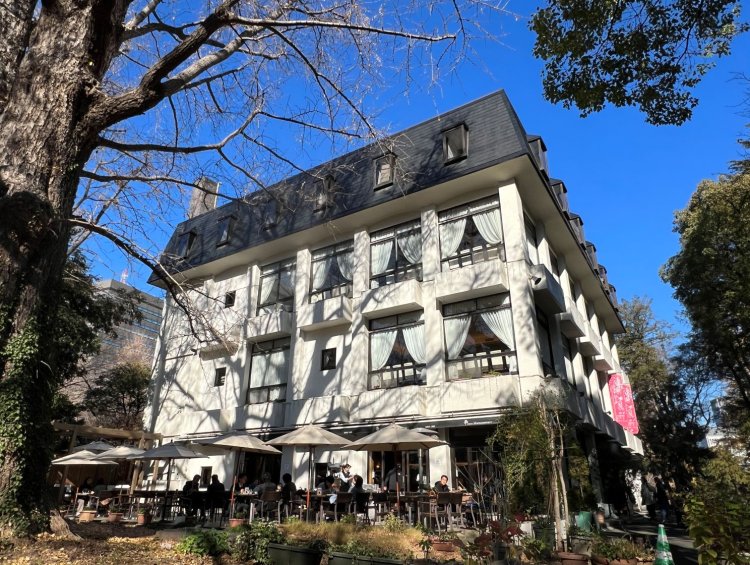 嘉子の退官慰労パーティーが催された『松本楼』は今も日比谷公園内で健在。