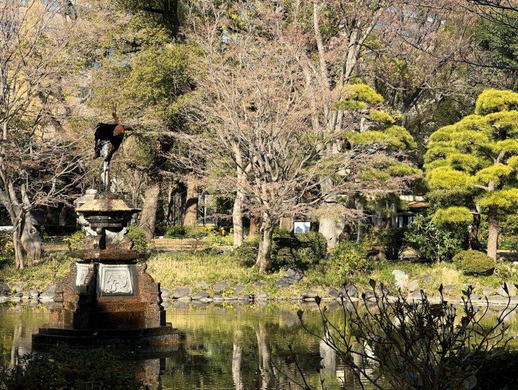 1953年、雲形池が復元され日比谷公園のシンボル「鶴の噴水」の再設置を完了。