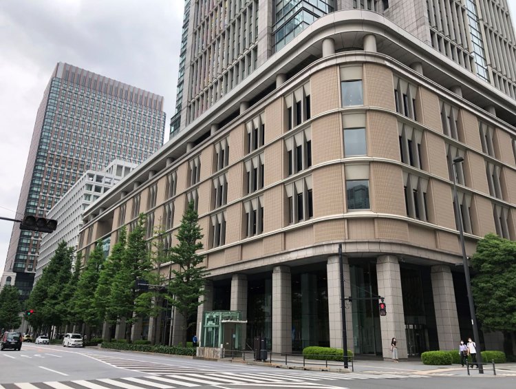 現在の丸ノ内ビルヂング（通称丸ビル）は2002年竣工。初代丸ビルは大正12年（1925）竣工。東洋一のビルと言われ、低層階でショッピングモールを展開する先駆けとなった。