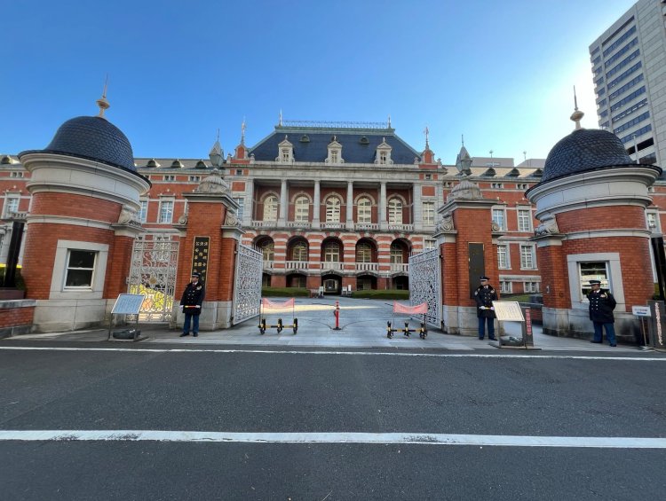 正面から眺める法務省旧本館。戦前までは「司法省」の名称が用いられていた。