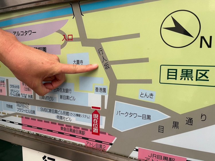 平均勾配が約15.6%の急峻な行人坂。