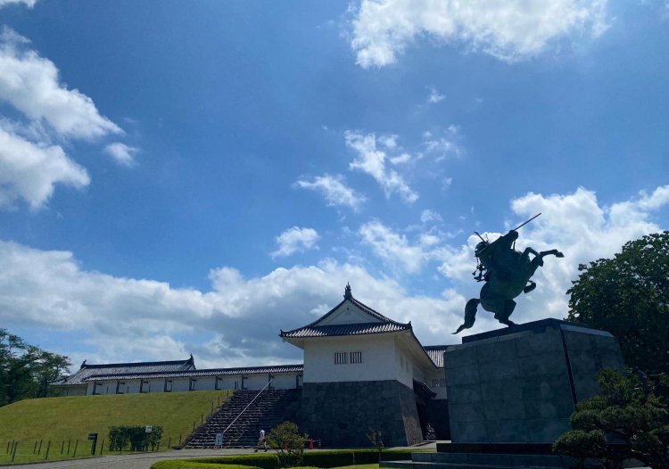 義光殿の像と、本拠地の山形城じゃ。
