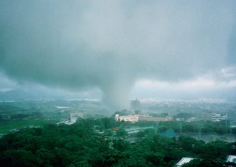 1999年9月に愛知県豊橋市で発生した竜巻（画像＝気象庁）。
