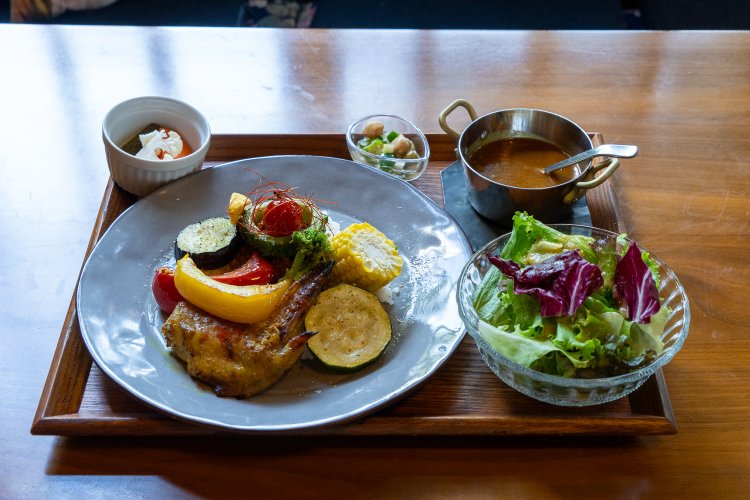 旬の野菜とタンドリーチキン スパイシーカレーとキーマーカレー 欲張りプレート1880円。夏野菜の下にキーマカレーが隠れている！