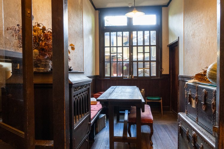 朝食用の部屋だったという1階の小部屋は、現在はスタッフさんの休憩室。