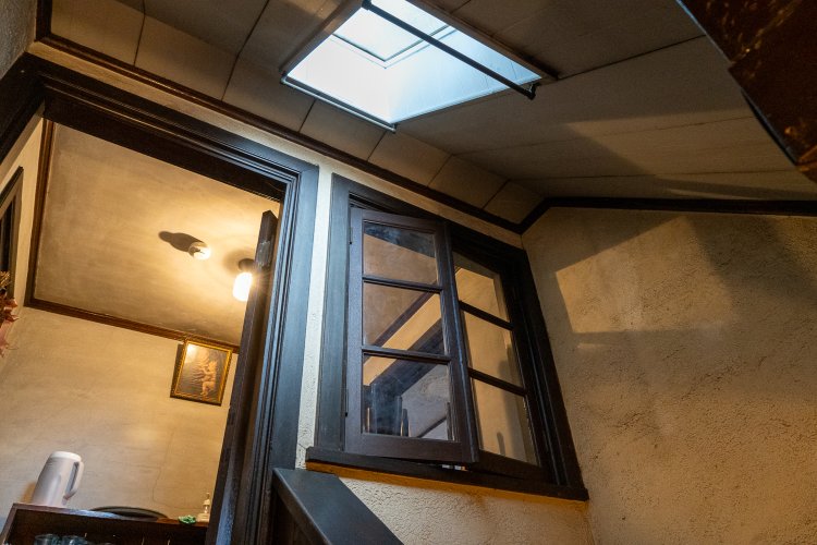 明かり取りのある階段。食事は2階の元子供部屋でも可能。