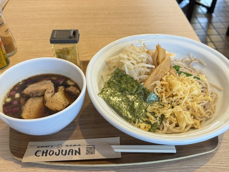 チャーシューつけ蕎麦1150円。チラ見しているニラはこの日のエクストラ。