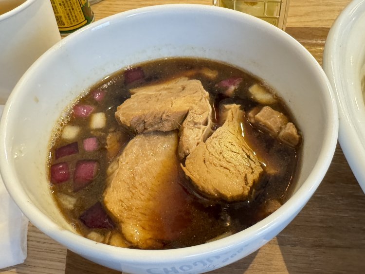 そばをつける隙間がないほど肉だらけ。