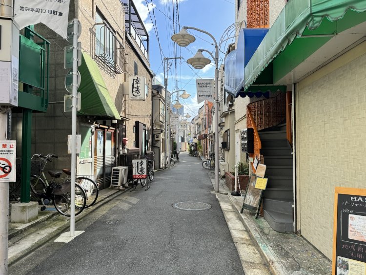『北池袋 長寿庵』近くの路地。かつて酒場がひしめいていた名残がある。
