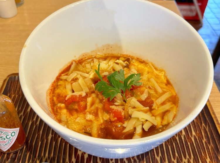 トマトチリチーズ蕎麦1200円は夜のみの提供。