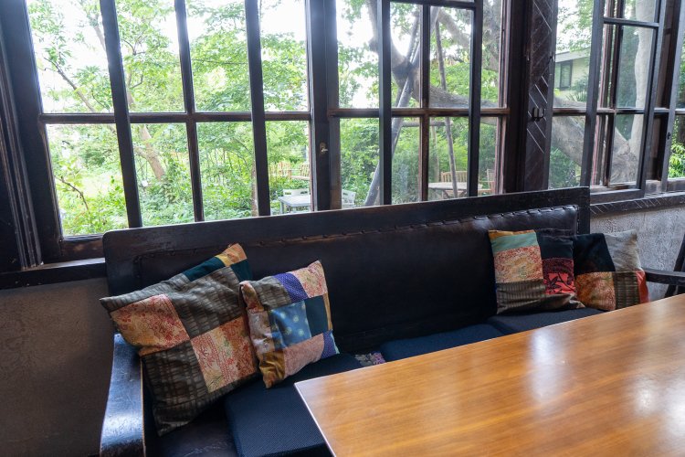 窓辺の長椅子は以前から使われていたもの。