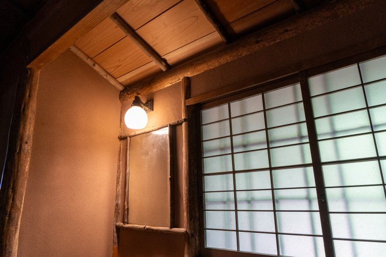 2023年にクラウドファンディングで修繕を行った和館との渡り廊下を特別に見せてもらった。