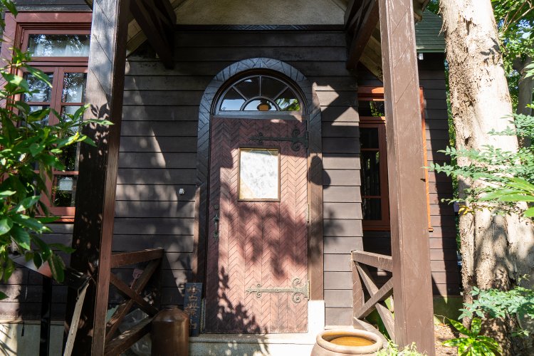 入り口。店には靴を脱いであがる。