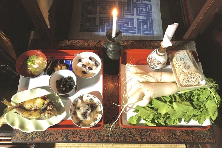 この上の棚には、大小さまざまな大黒様の置き物が何体も並んでいる。