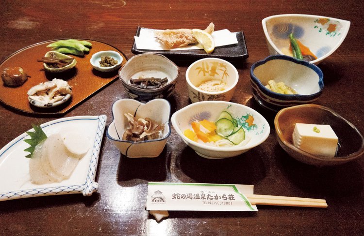 夕食には地元の豆腐や山菜、キノコ、ヤマメなど山の宿らしいメニューがずらり。