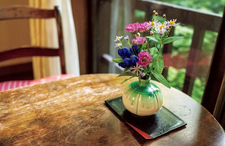客室に季節の野の花がさりげなく飾られている。