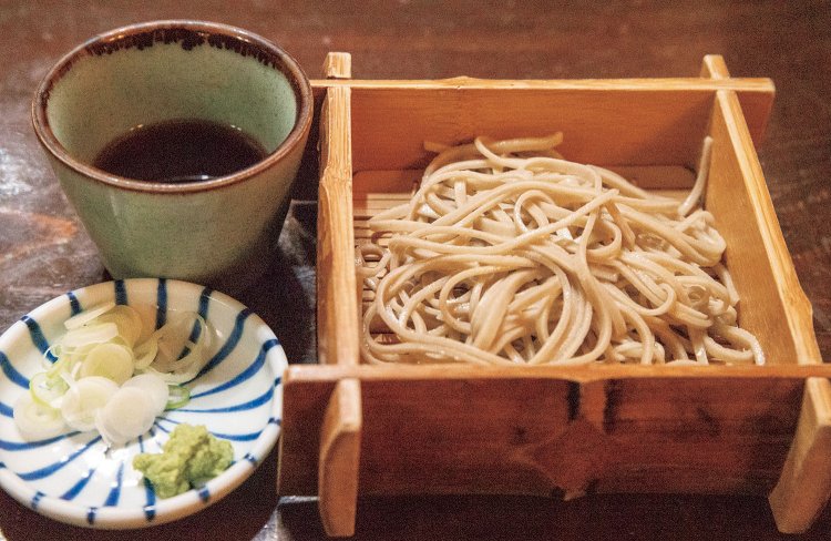 多すぎず、少なすぎず、夕食時にはその日打ったそばをせいろでいただける。