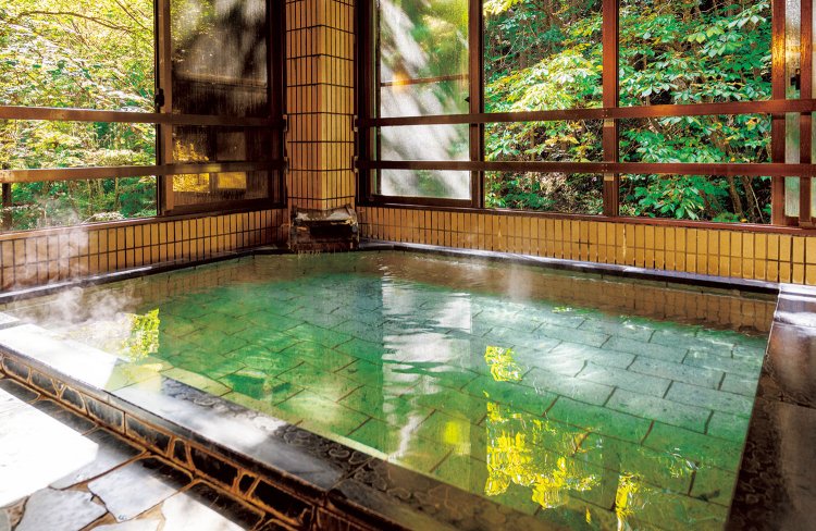 窓が大きくとられた男女別の浴室に温泉が注がれる。
