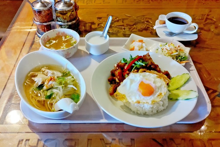 三段豚のパッピッグアと鳥肉めんが完成。取材日のデザートは、タピオカココナッツミルクだった。