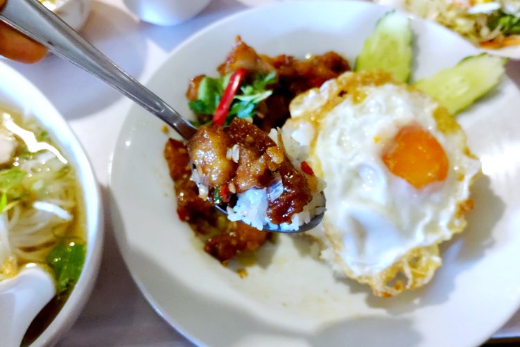 三段豚のパッピッグアは、歯応えのある豚肉の食感と、甘さのあとからじわじわ広がる辛さが特徴。